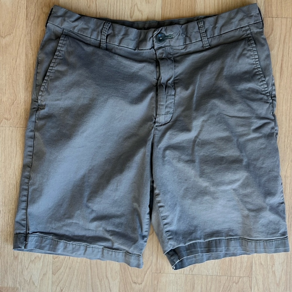 Izod men’s shorts in a stone color.  Flat front size 32.